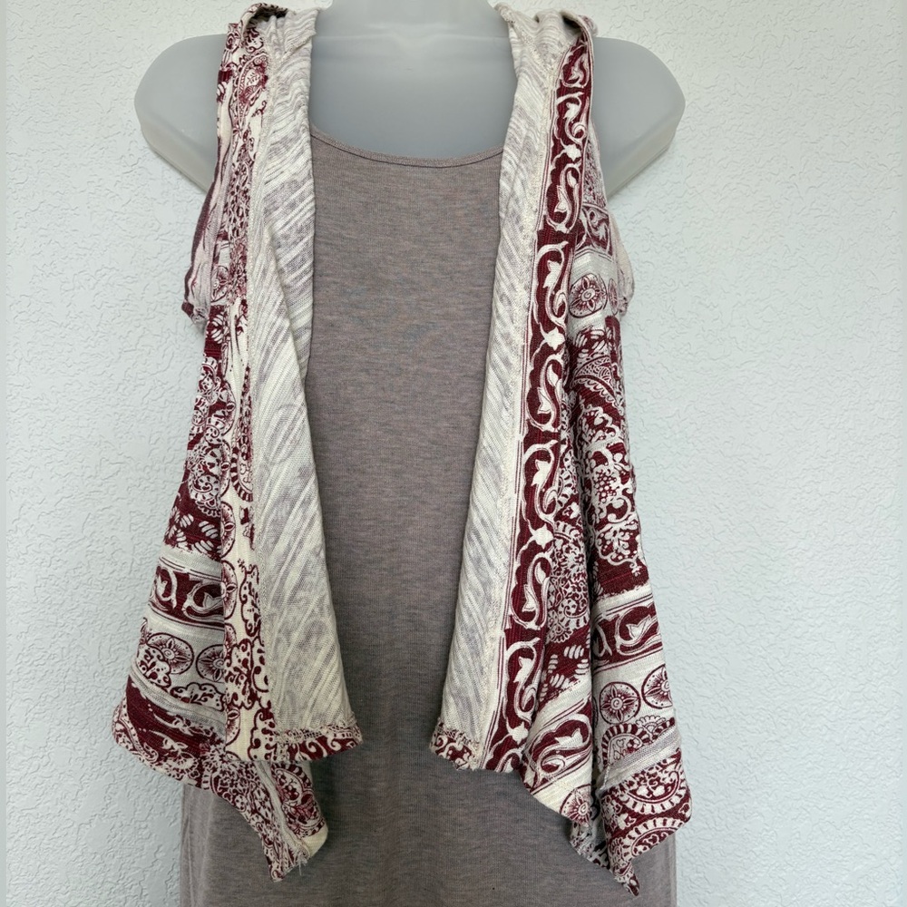 Eyeshadow Cream and red vest